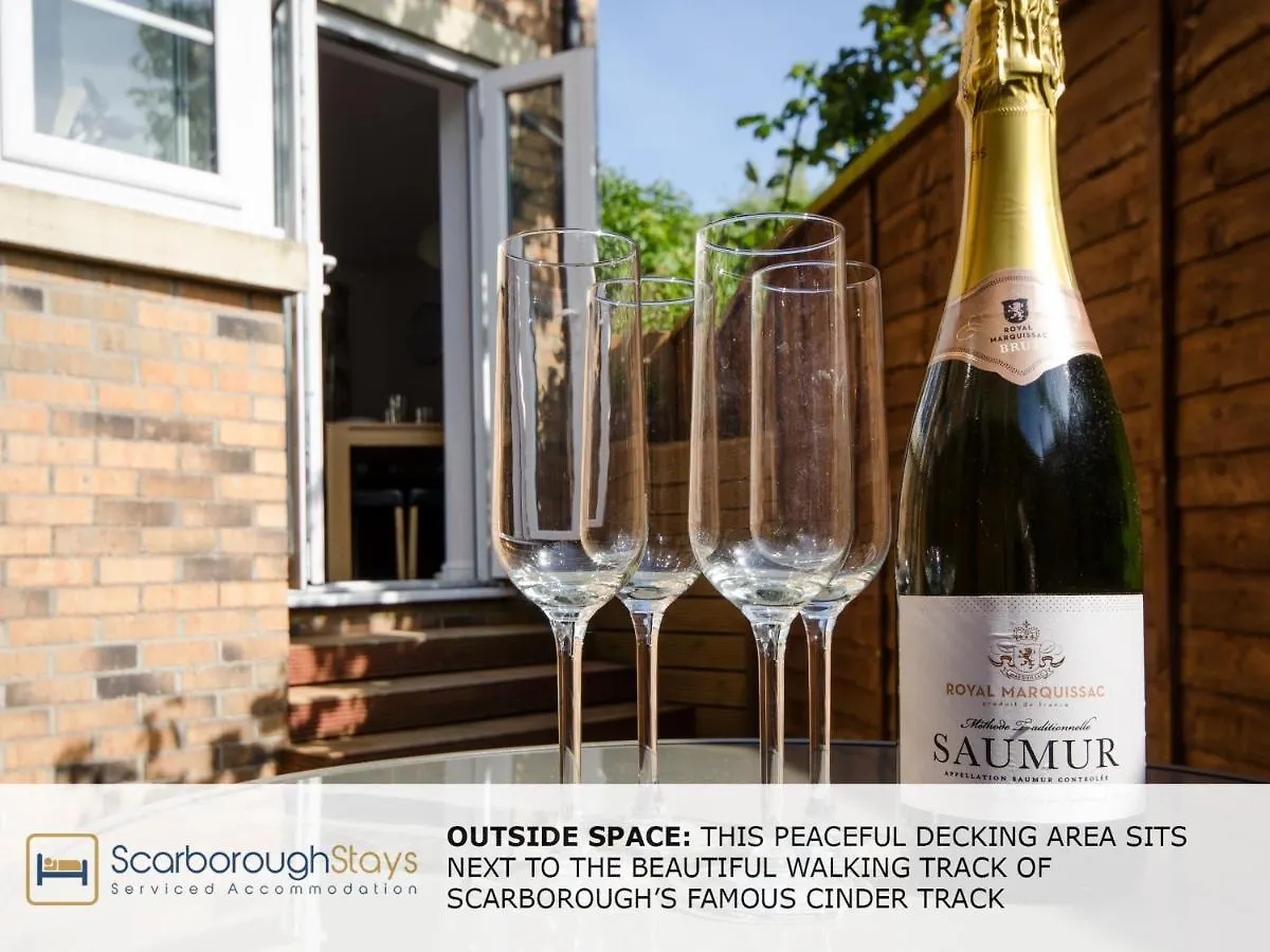 Candler Lodge - 3 Bedroom Townhouse With Parking - Patio Area & Seating Scarborough
